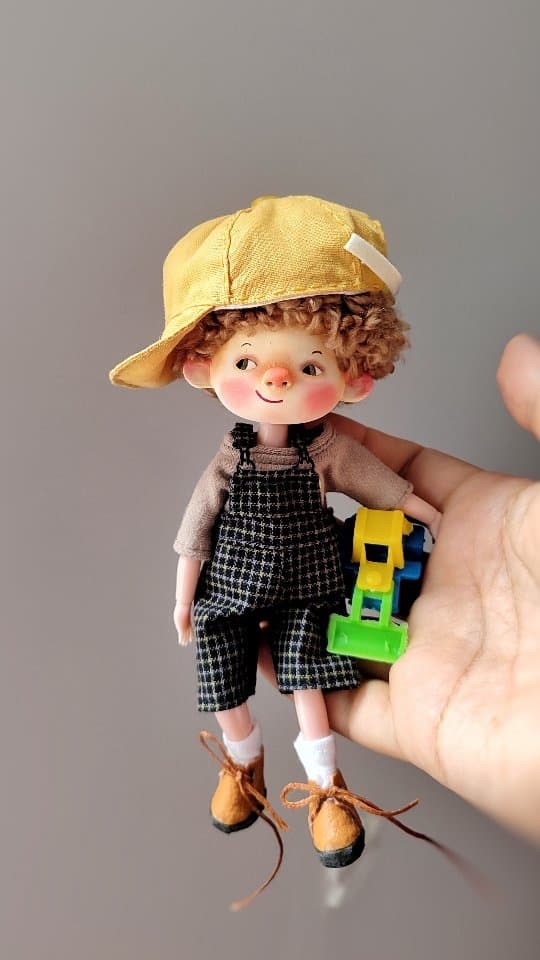 عروسک دست ساز مفصلی پسرانه مدل مو فرفری با لباس کامل