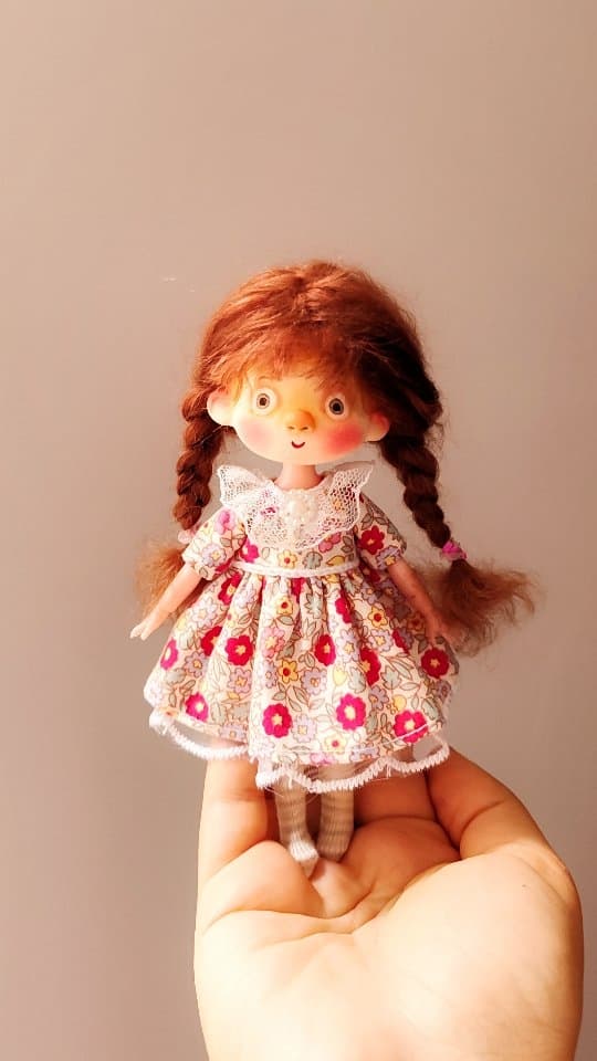 عروسک دست ساز مفصلی دختر مو قرمز با لباس گلدار