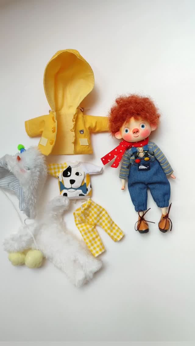 عروسک دست ساز مفصلی پسرانه با موی فرفری به همراه لباس اضافه