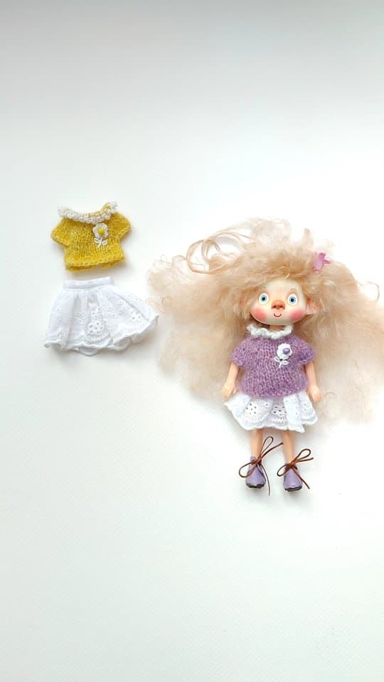 عروسک دستساز مفصلی با ست لباس و کیف حمل