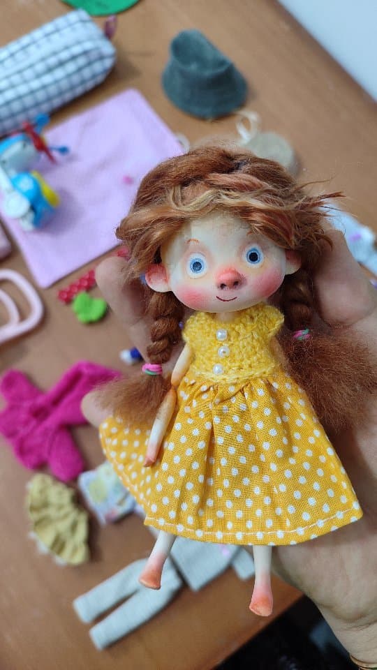 عروسک دست ساز مفصلی یواشکی همراه با ست لباس و اکسسوری