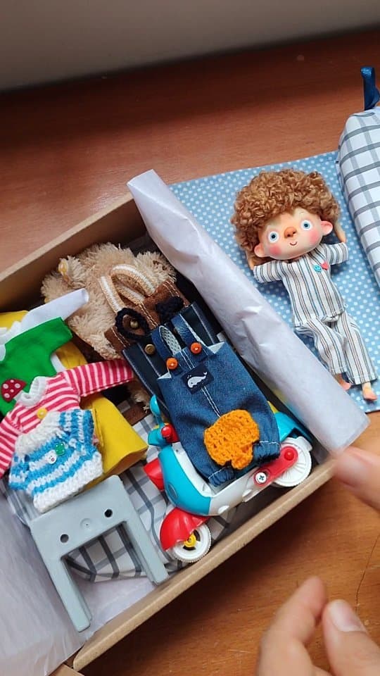 عروسک دستساز پسرانه مفصلی با ست کامل لباس و اکسسوری