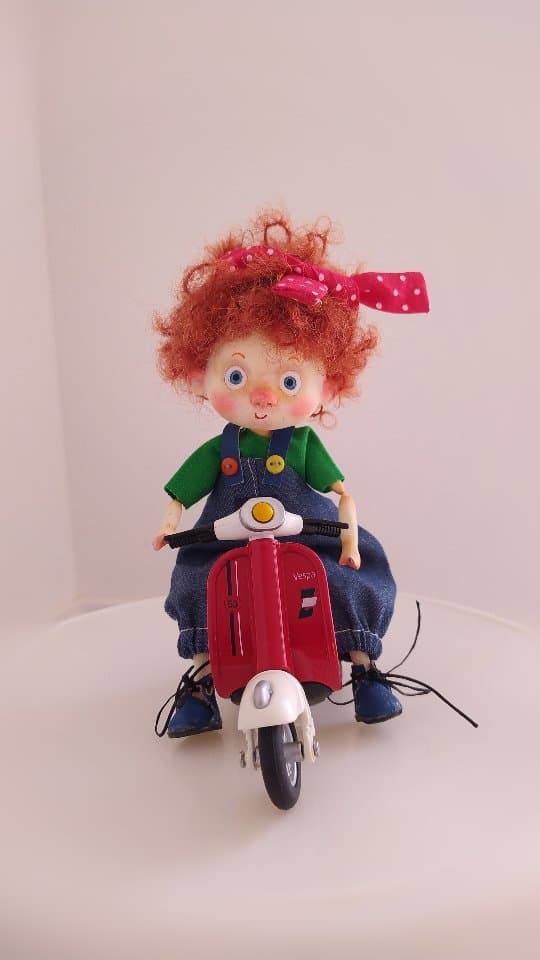 عروسک دست ساز مفصلی دختر مو فرفری با موتور وسپا