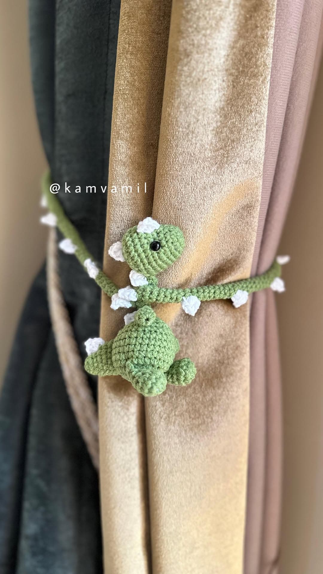 نگهدارنده پرده بافتنی طرح دایناسور گردن دراز