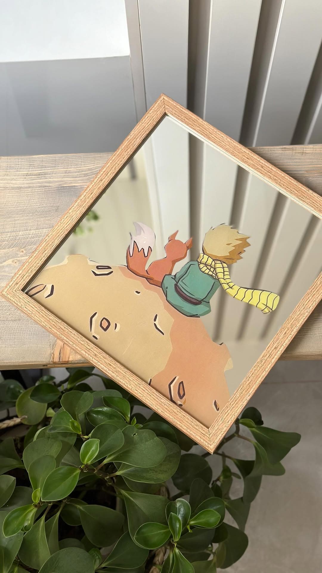 آینه دکوراتیو طرح شازده کوچولو و روباه با قاب چوبی