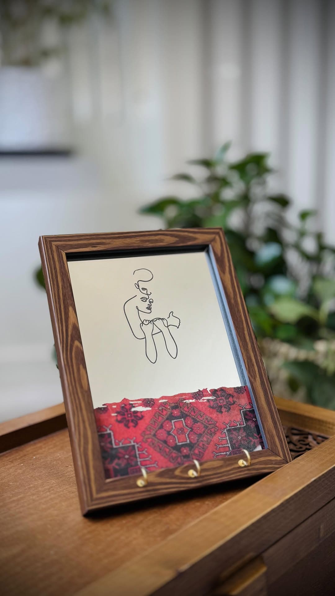 جاکلیدی دیواری آینه‌ای با قاب چوبی و طرح فرش آنتیک