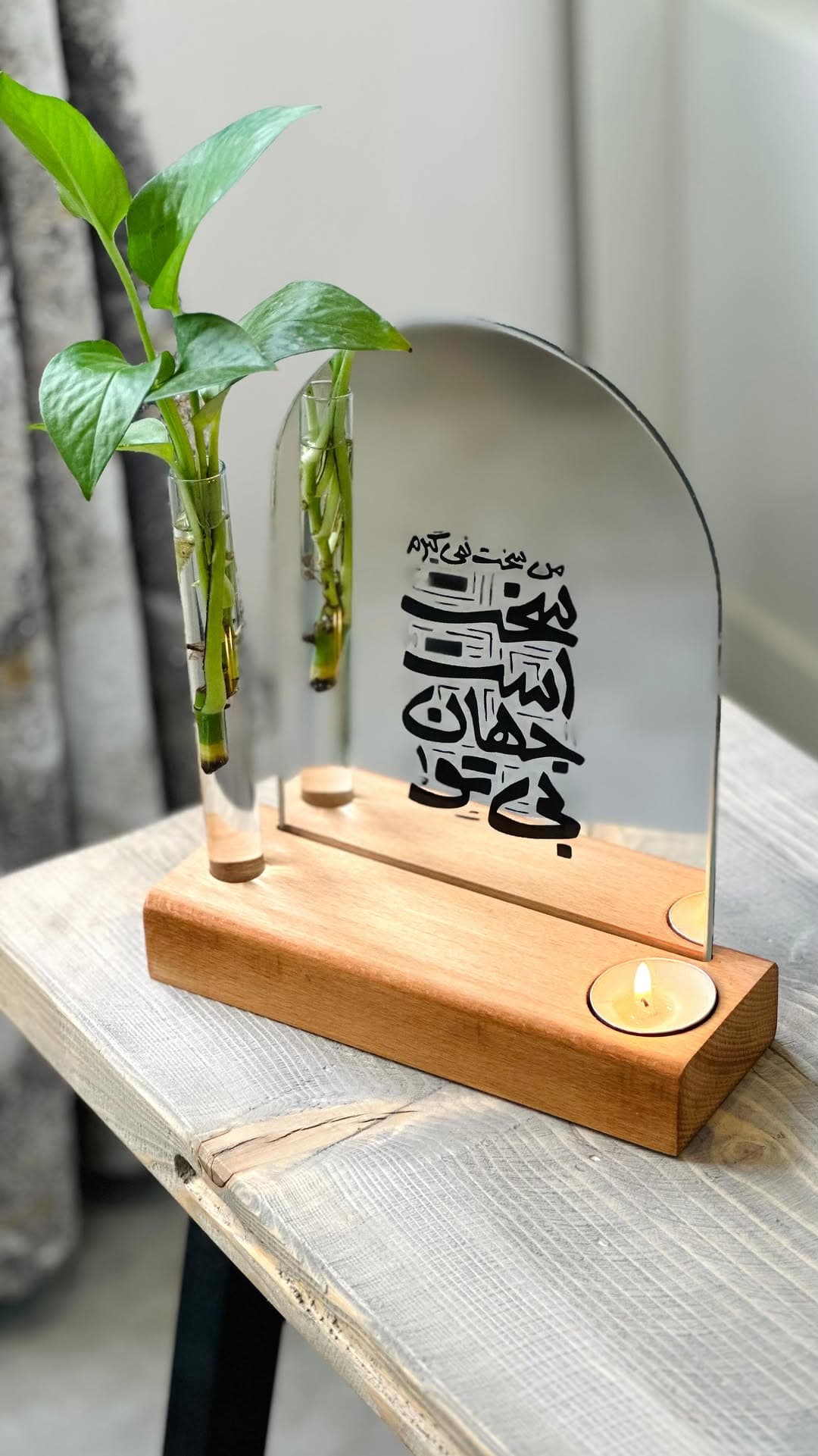 آینه دکوراتیو رومیزی با پایه چوبی، گلدان و جاشمعی مدل شعر