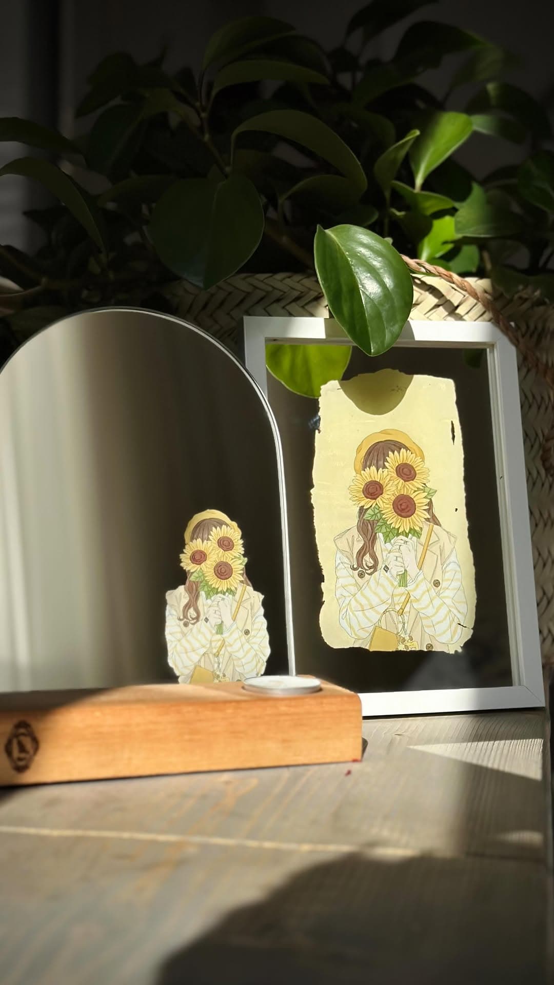 آینه رومیزی دکوراتیو طاقی طرح دختر آفتابگردان