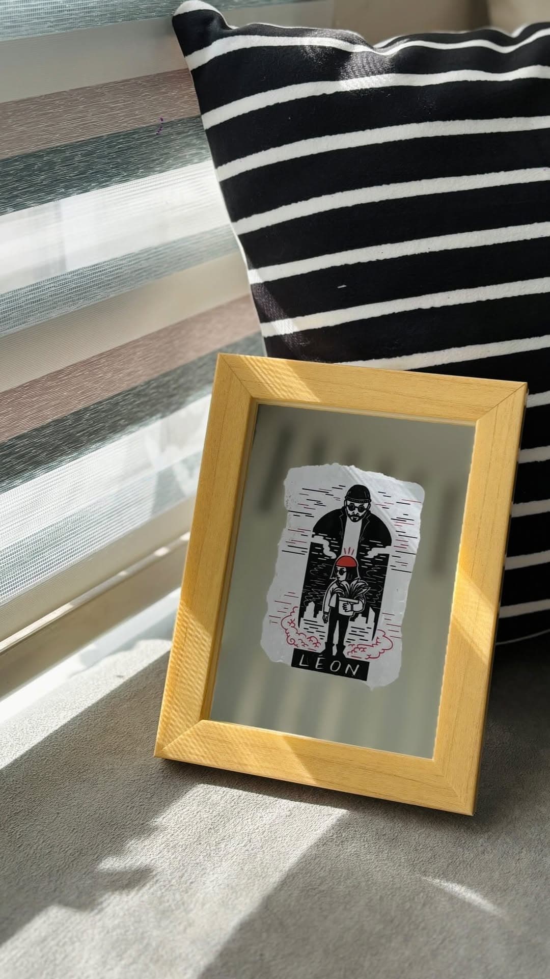 آینه دکوراتیو رومیزی قابدار با طرح فیلم لئون