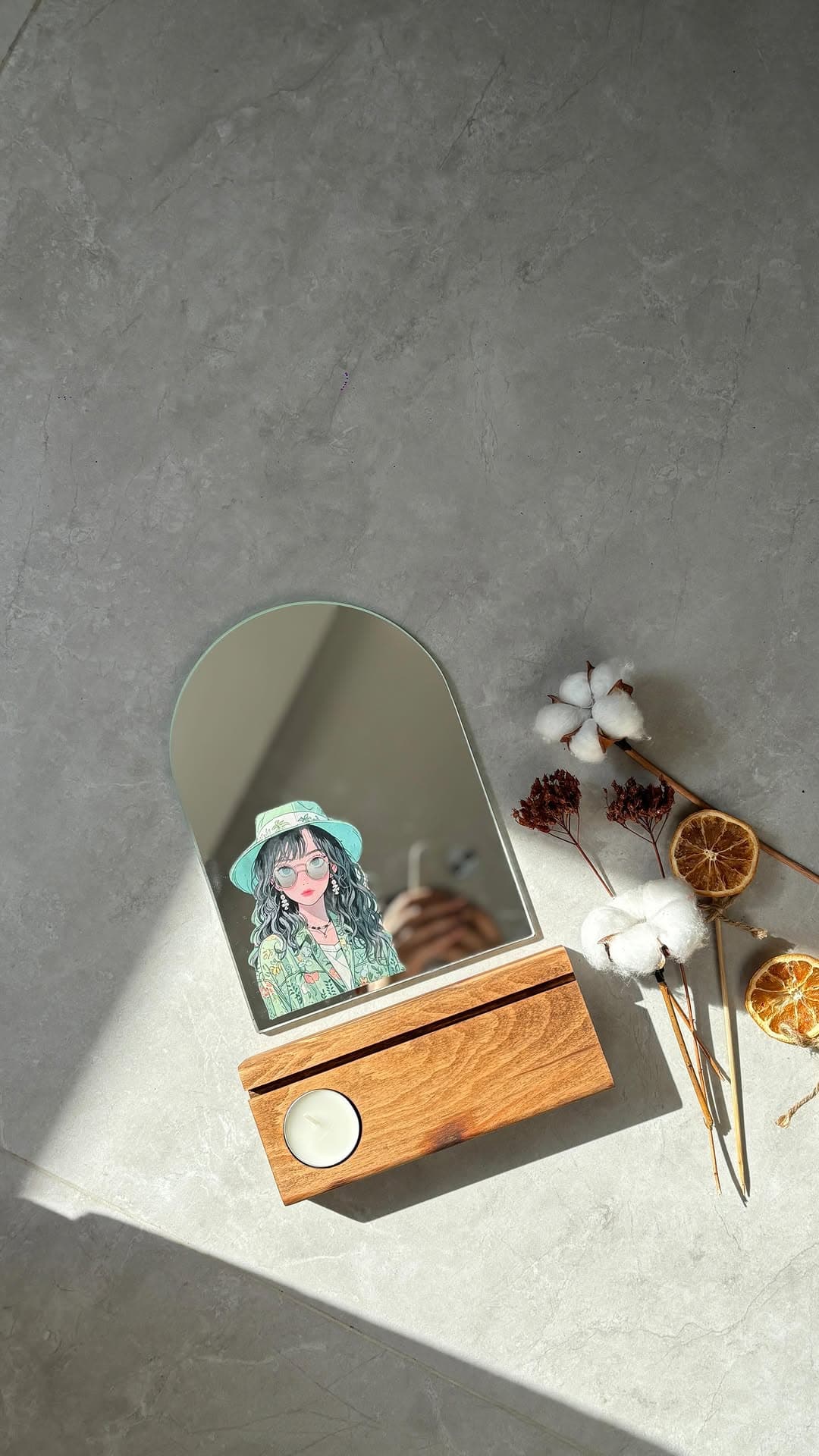 آینه رومیزی دکوراتیو طاقی با پایه چوب راش و طرح سفارشی