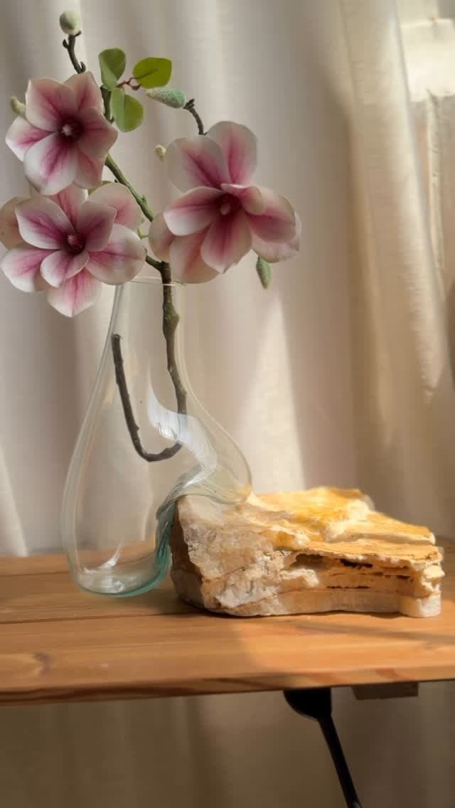 گلدان دکوراتیو شیشهای با پایه سنگ طبیعی مرمر و کلسیت