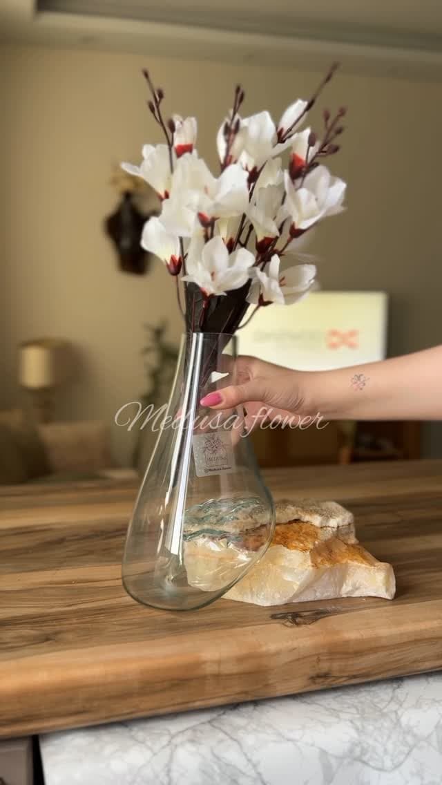 گلدان شیشه ای با پایه سنگ مرمر طبیعی