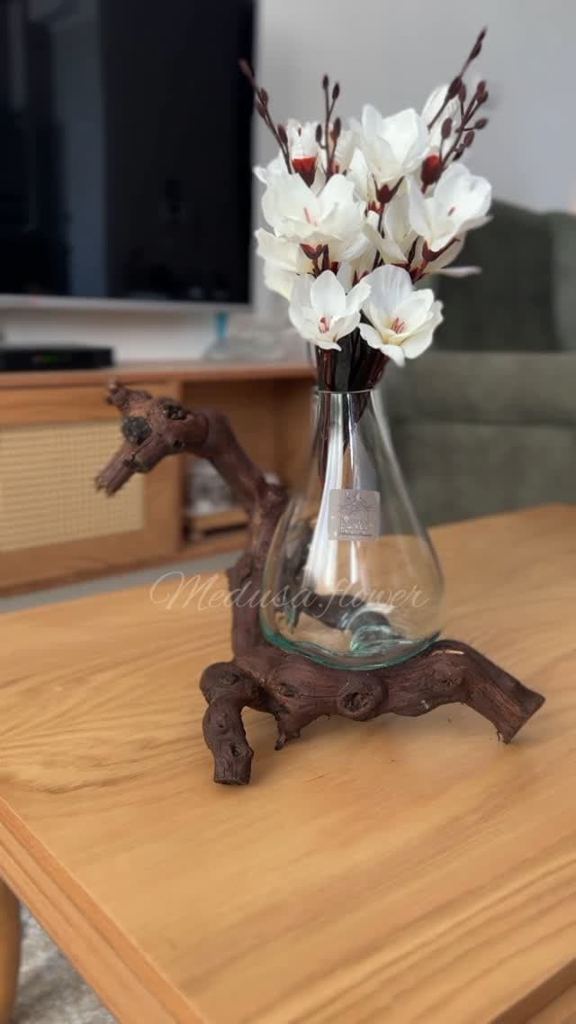 گلدان شیشه ای دست ساز با پایه چوب طبیعی روستیک