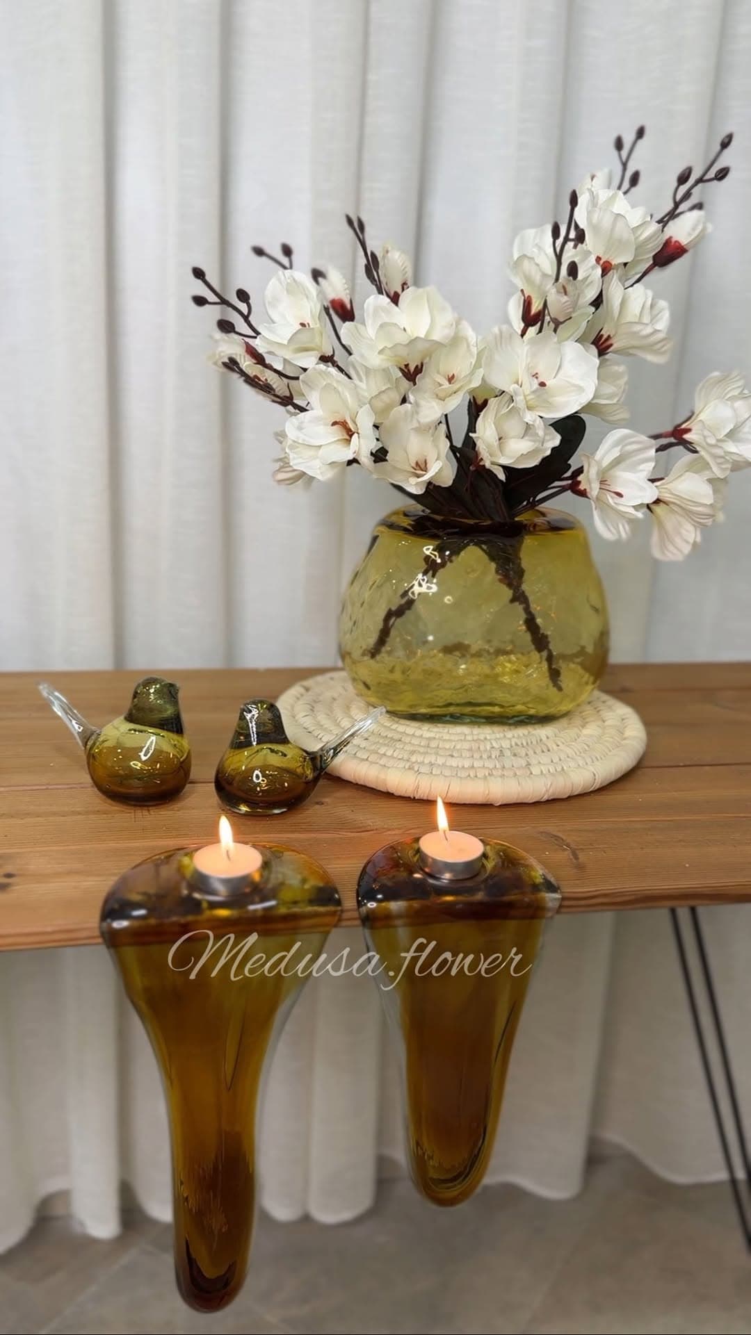 ست دکوری شیشه ای دست ساز عسلی شامل گلدان، جاشمعی و پرنده