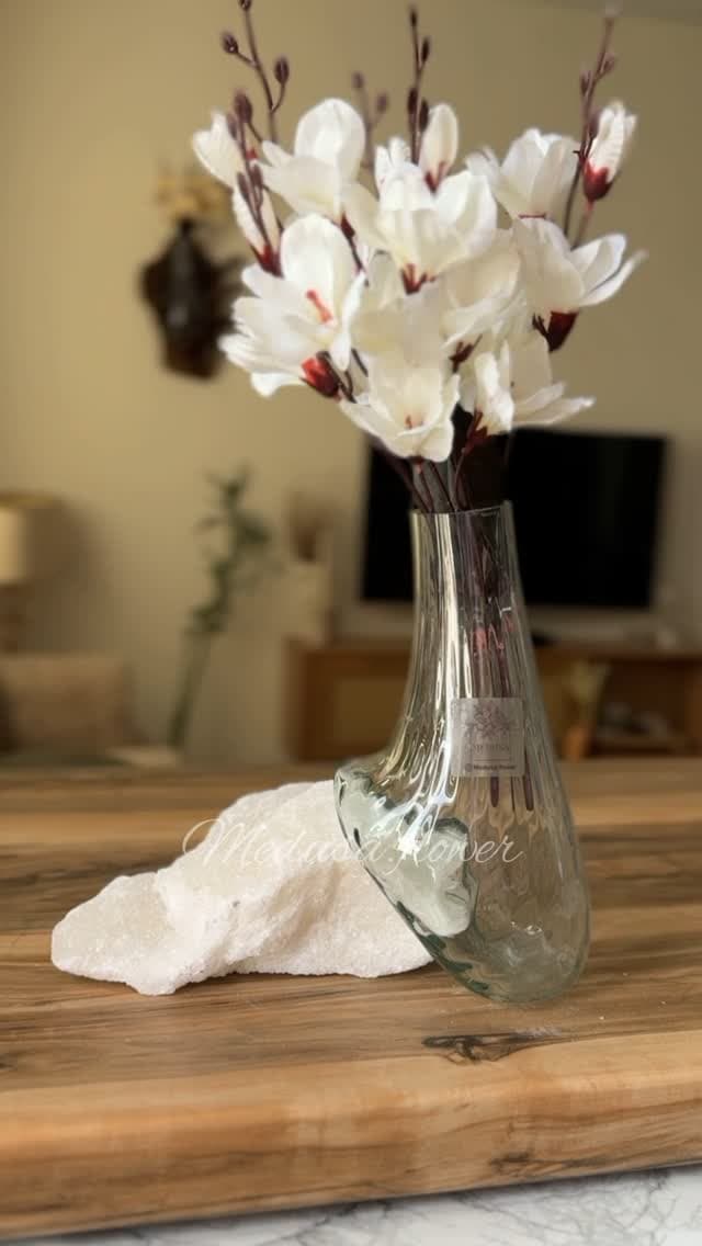 گلدان شیشه‌ای دکوری موجی همراه با سنگ نمک سفید