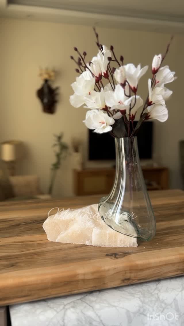 گلدان شیشه‌ای دست‌ساز با پایه سنگ نمک طبیعی