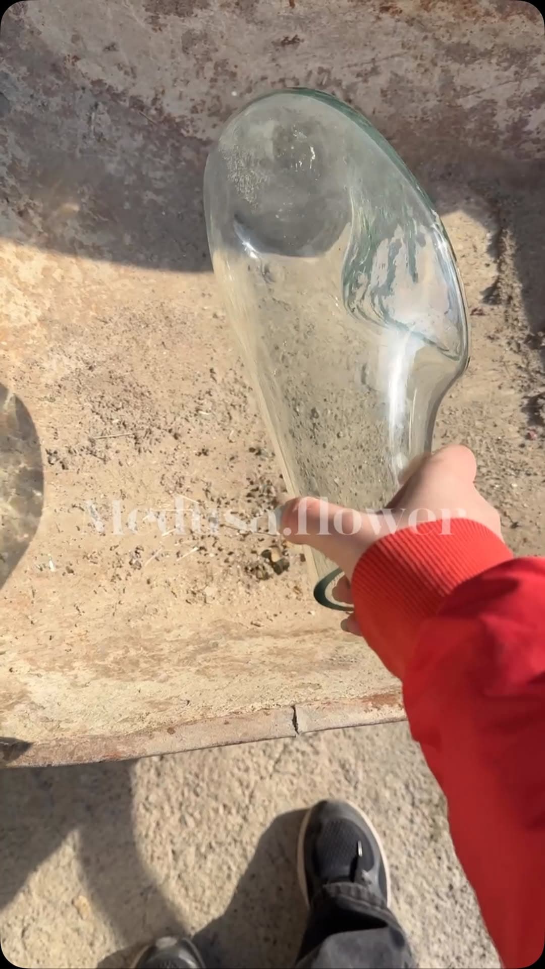 گلدان شیشه ای دست ساز کج با پایه سنگ نمک