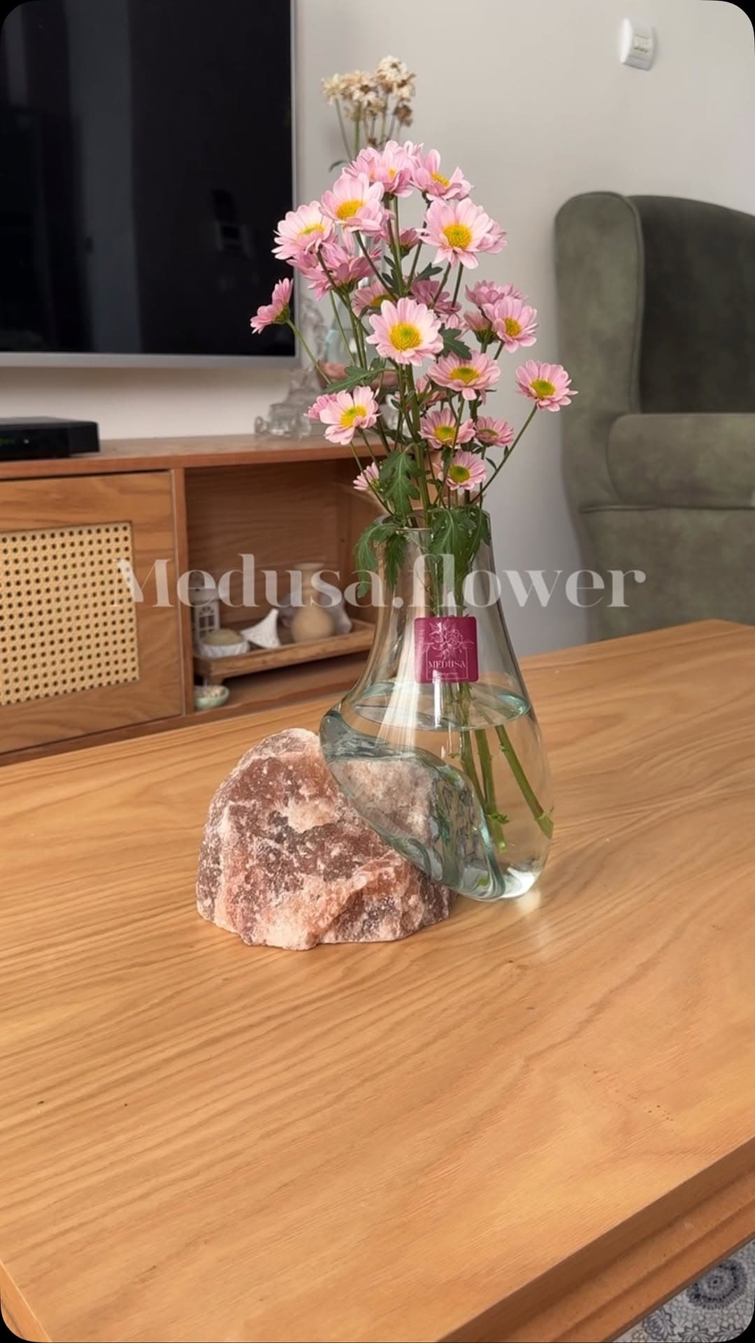 گلدان شیشه‌ای دکوری با پایه سنگ نمک صورتی