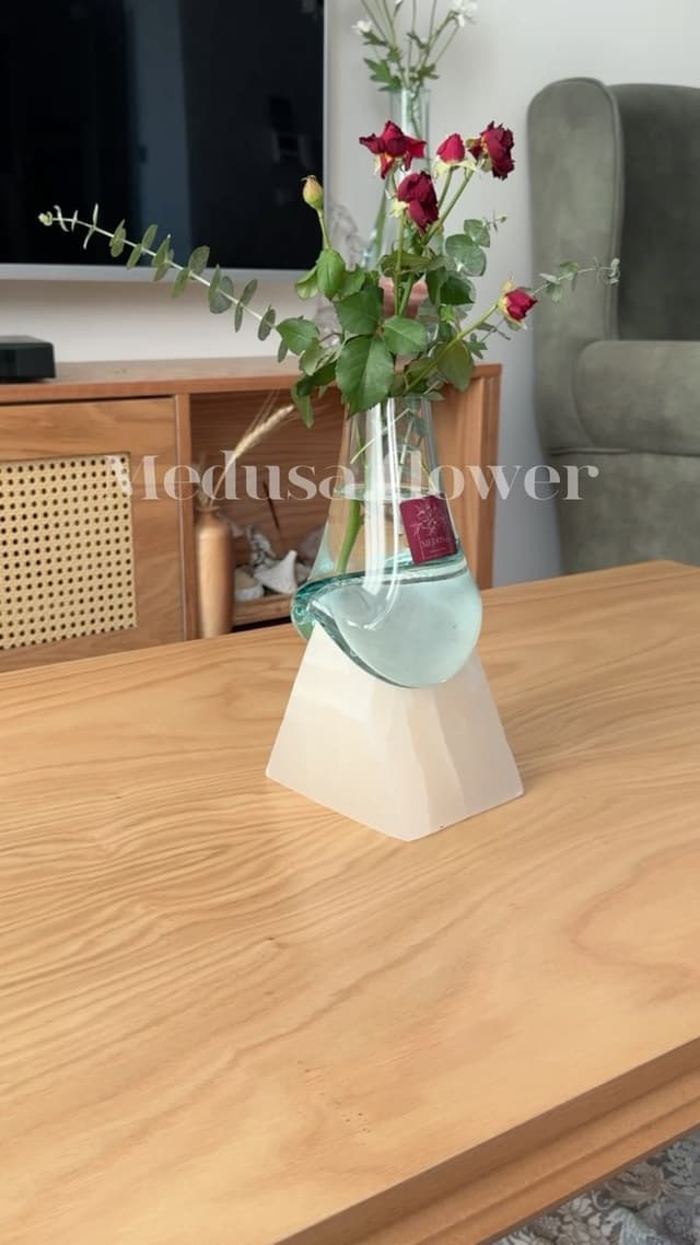 گلدان شیشه ای دکوری با پایه سنگ نمک مثلثی