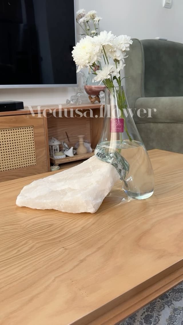 گلدان شیشه‌ای دکوراتیو با پایه سنگ نمک طبیعی