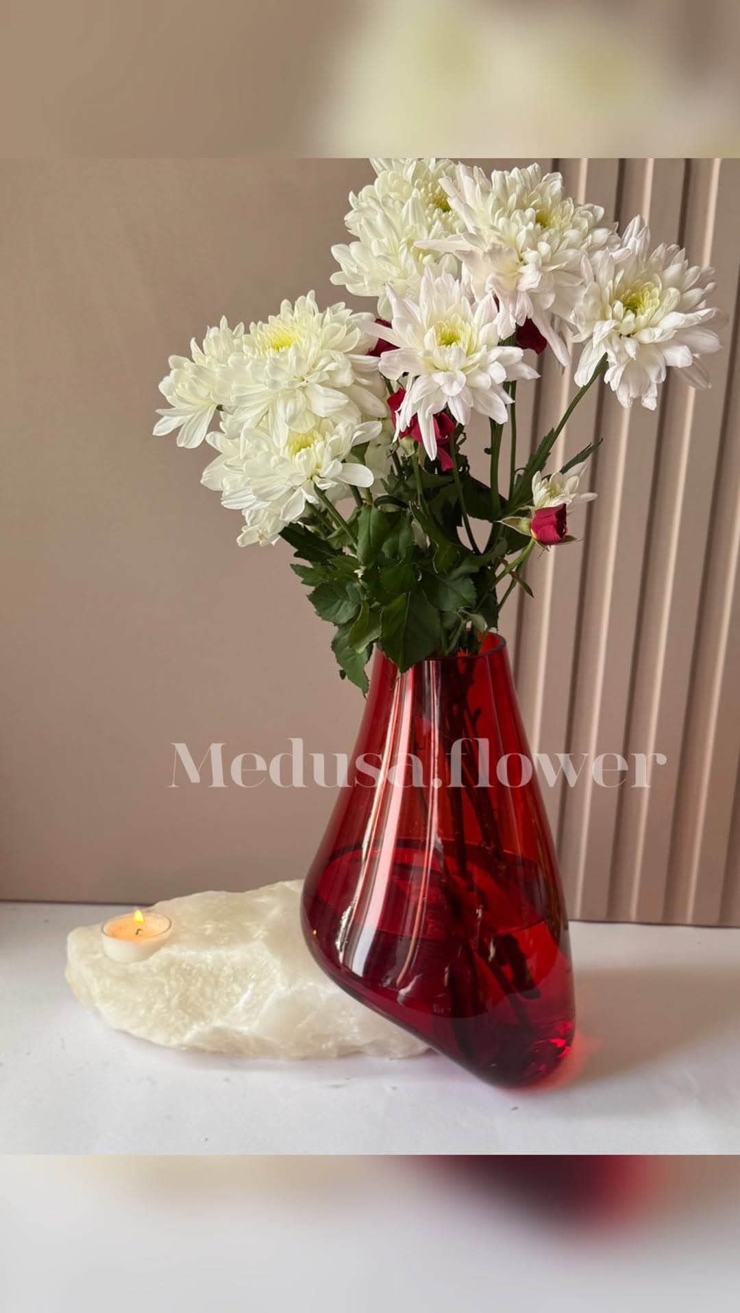 گلدان شیشه‌ای قرمز با پایه سنگ نمک