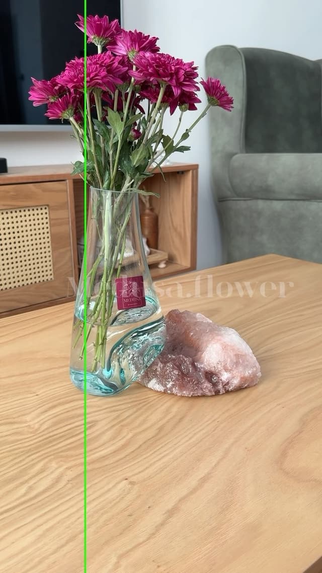 گلدان شیشه‌ای دست ساز با پایه سنگ نمک صورتی