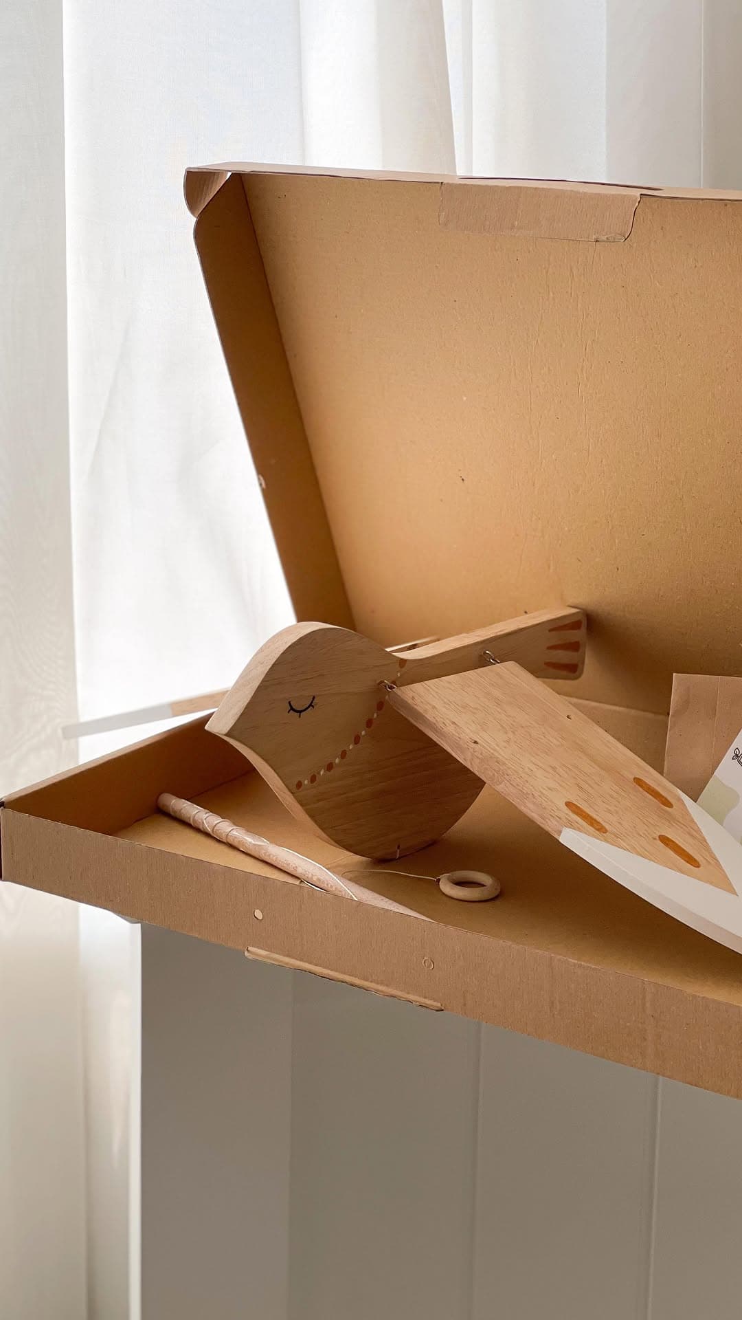 آویز چوبی سقفی اتاق کودک طرح گنجشک متحرک