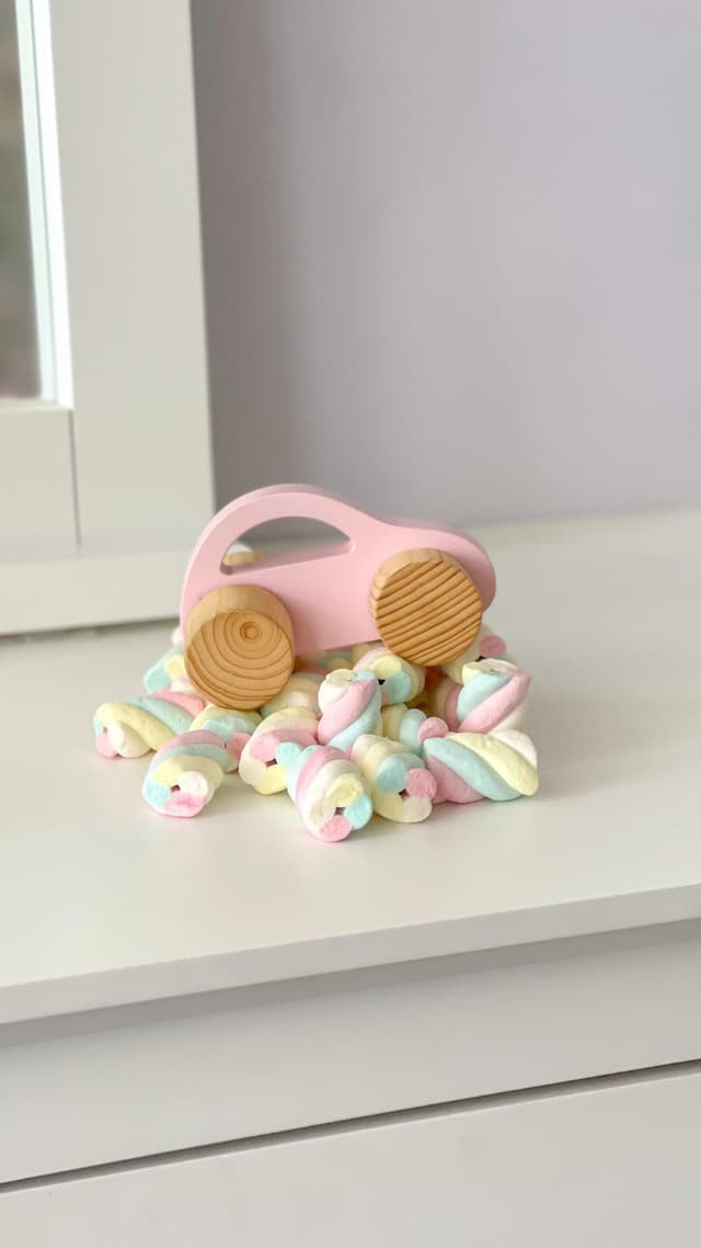 ماشین چوبی اسباب بازی کودک در رنگ‌های پاستلی