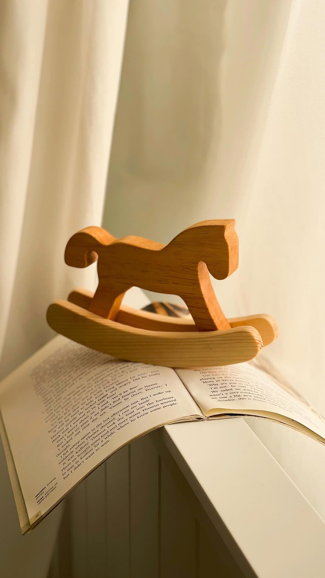 اسب راکر چوبی دست‌ساز، اسباب بازی و دکوری اتاق کودک