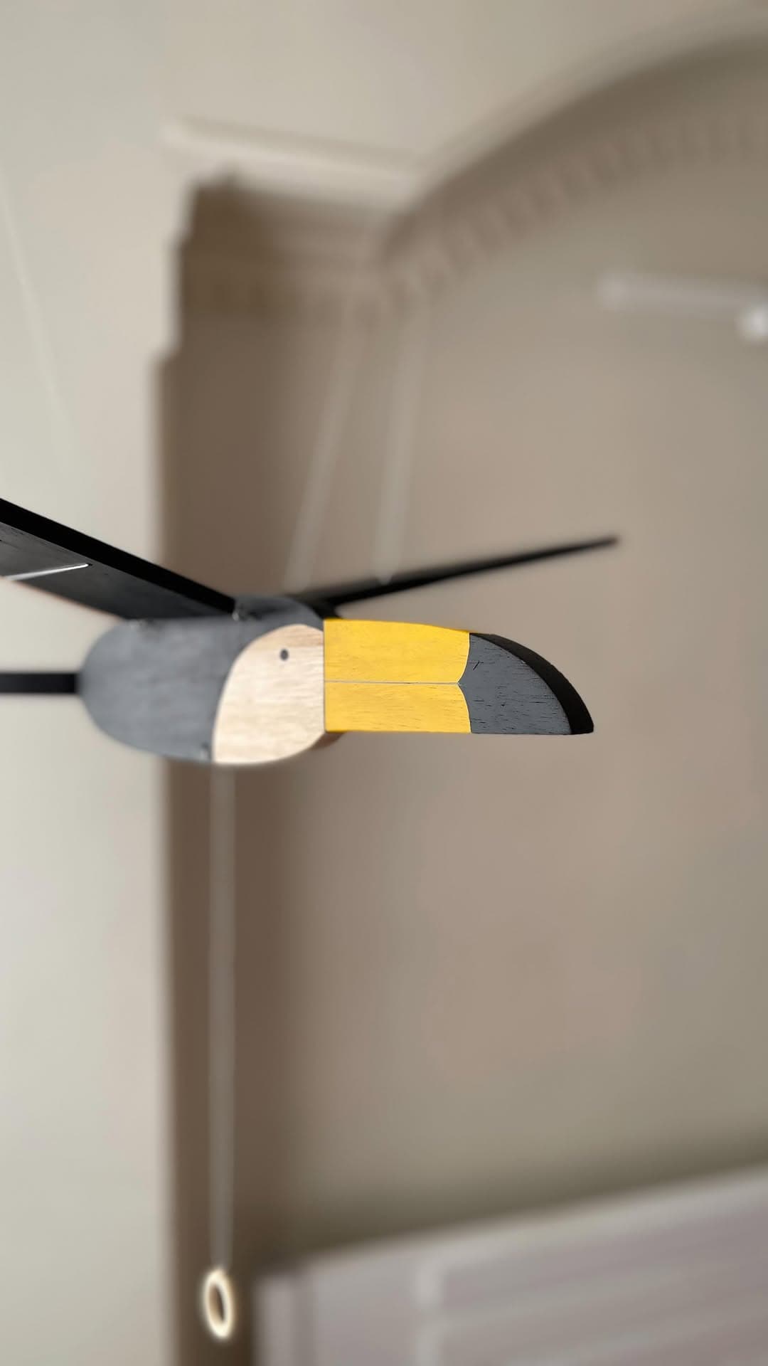 آویز دکوری چوبی طرح پرنده توکان متحرک