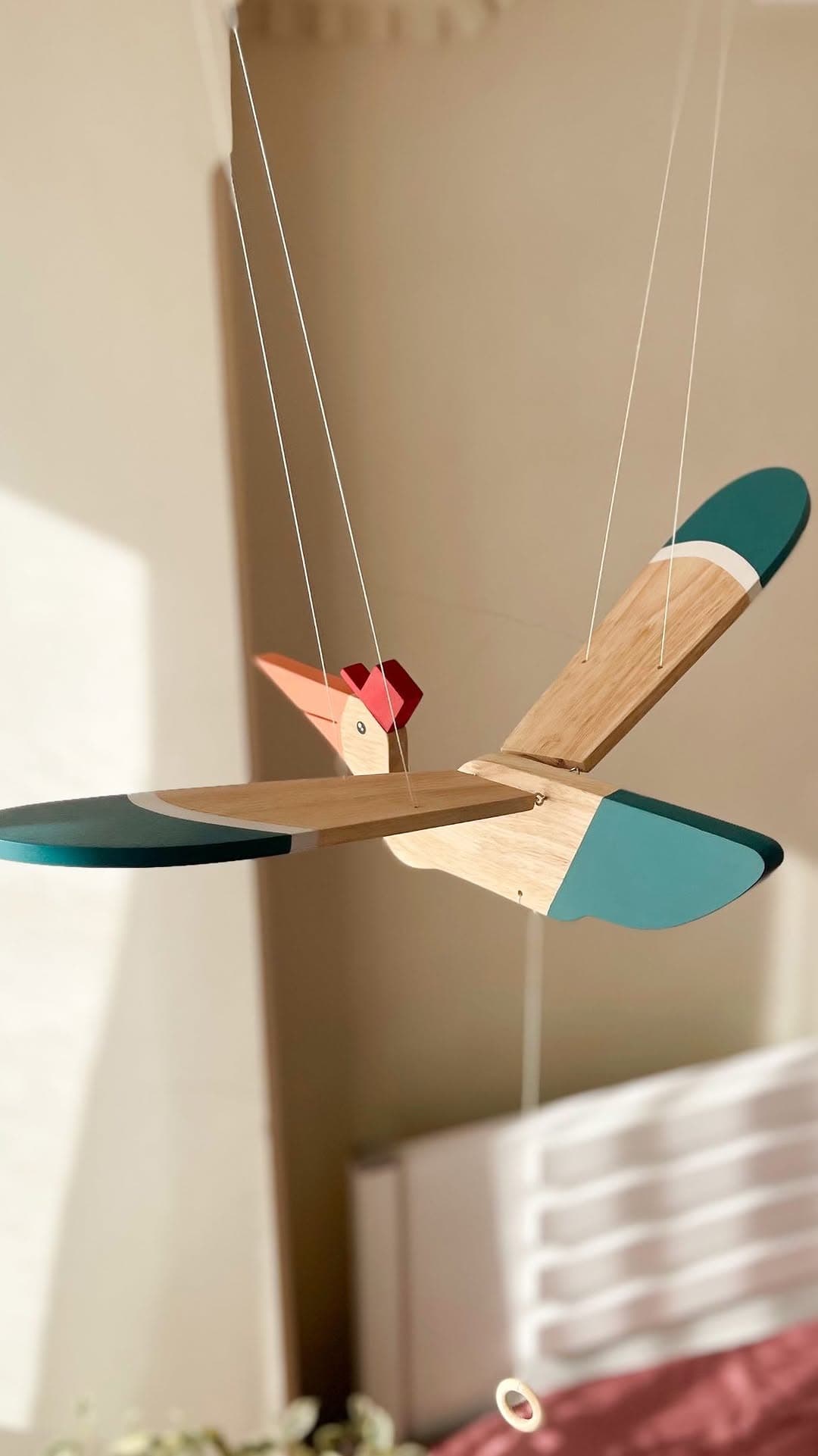 آویز سقفی پرنده چوبی متحرک دکوراتیو اتاق کودک