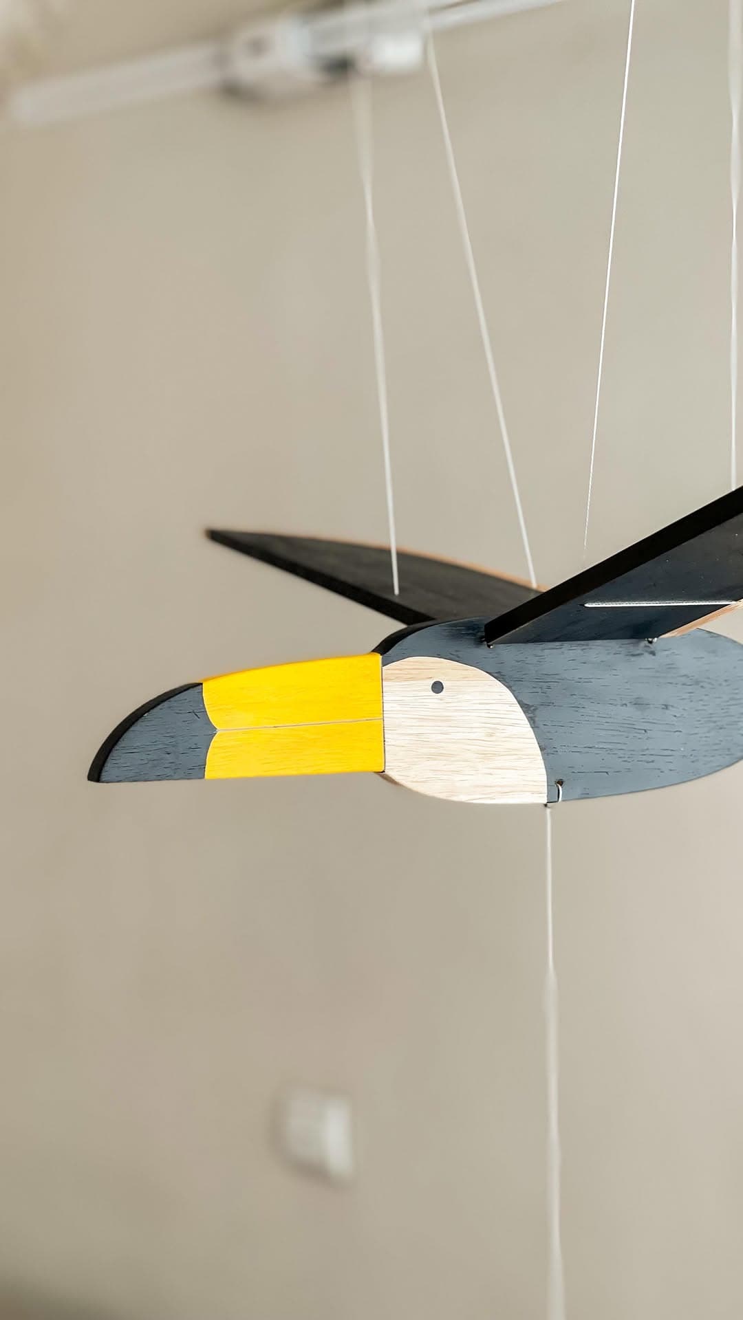 آویز چوبی دکوری طرح پرنده توکان بالزن