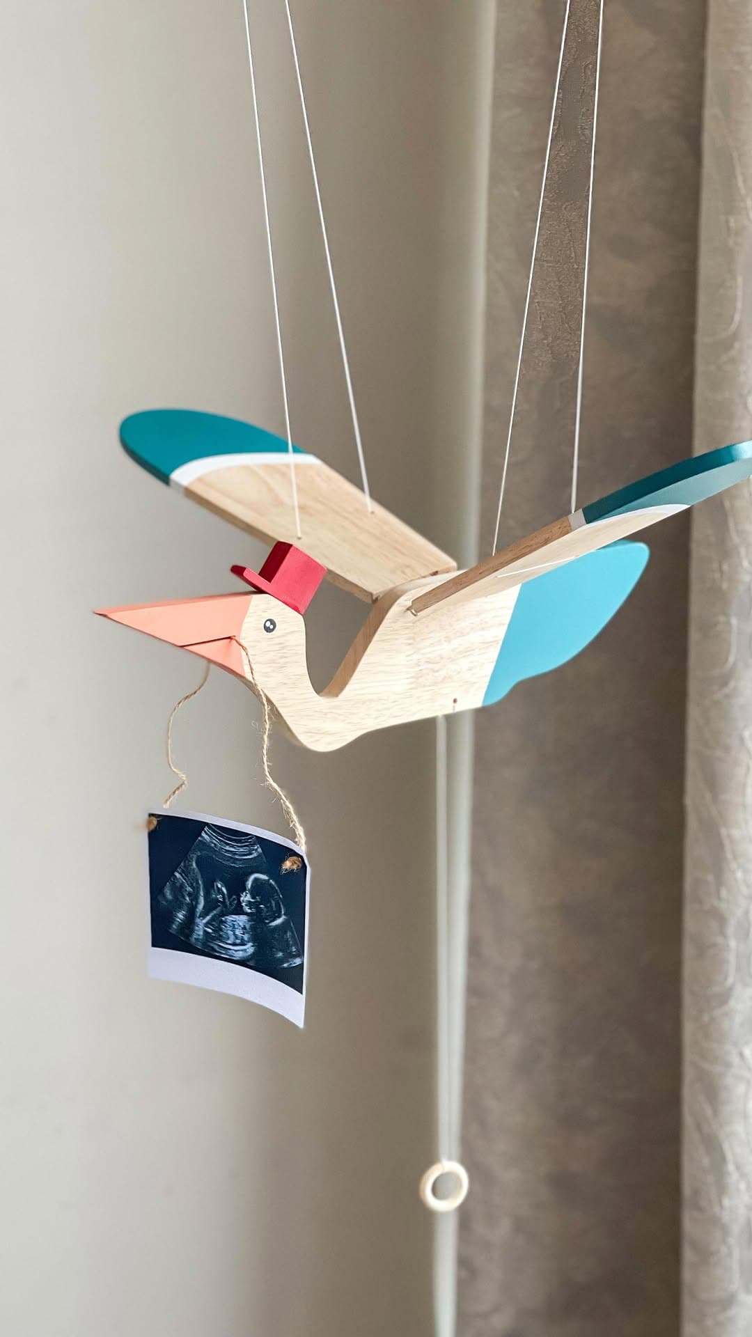 آویز چوبی اتاق کودک طرح پرنده بالزن دست‌ساز