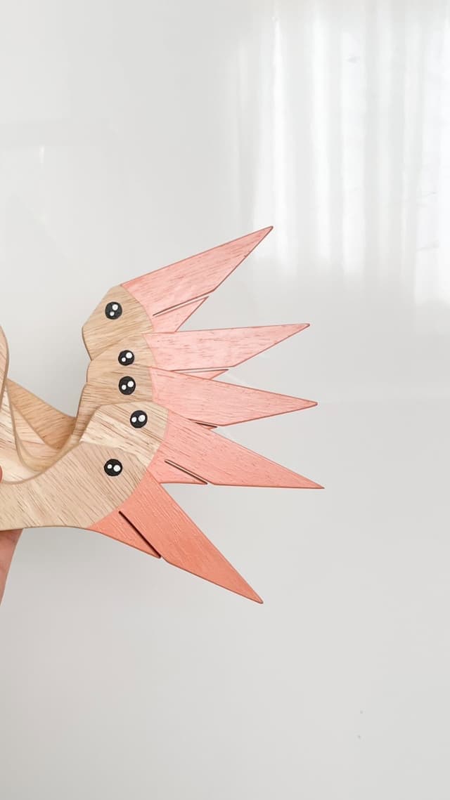 آویز متحرک چوبی دست‌ساز طرح پرنده توکان