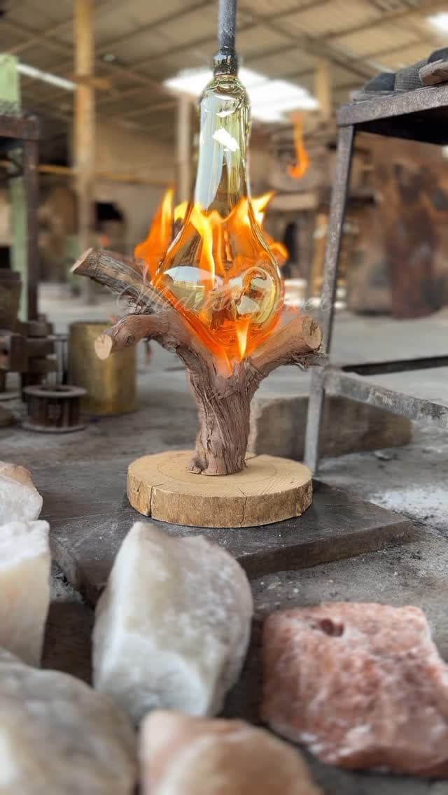 گلدان دکوری دست‌ساز تلفیقی از چوب و شیشه مذاب