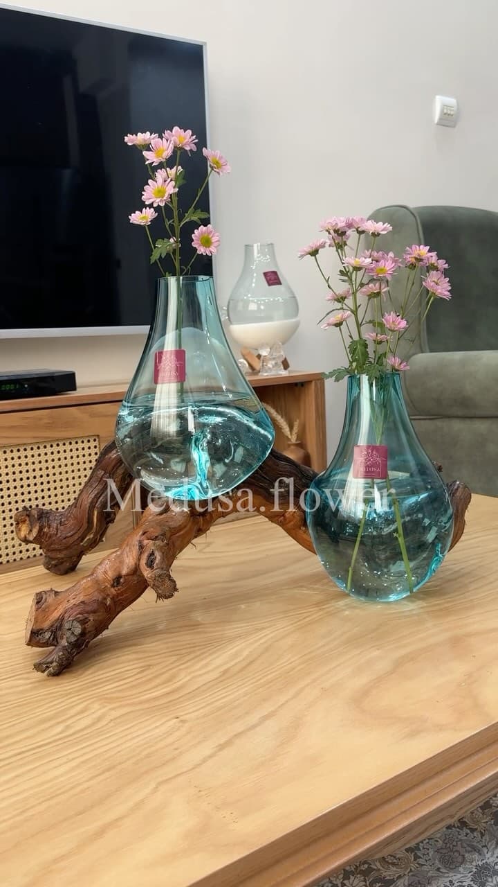 گلدان شیشه ای دکوری مدوسا روی پایه چوب طبیعی