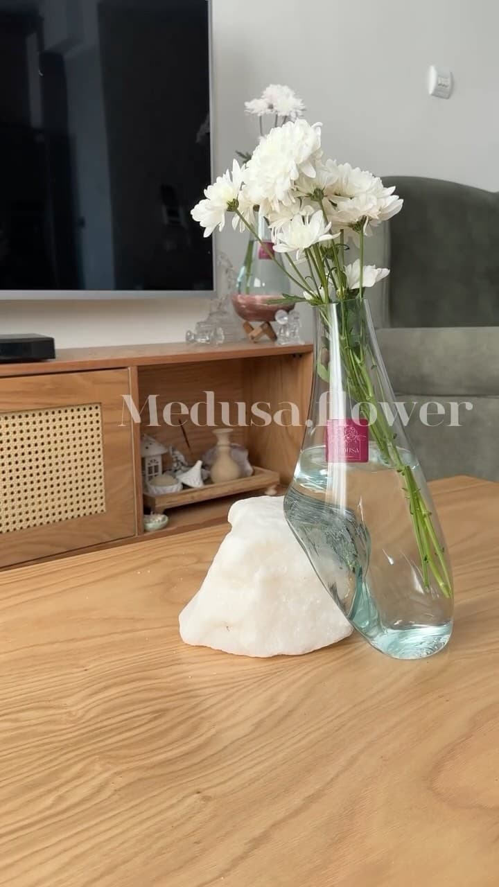گلدان شیشه‌ای دکوری با پایه سنگ نمک طبیعی مدل Medusa
