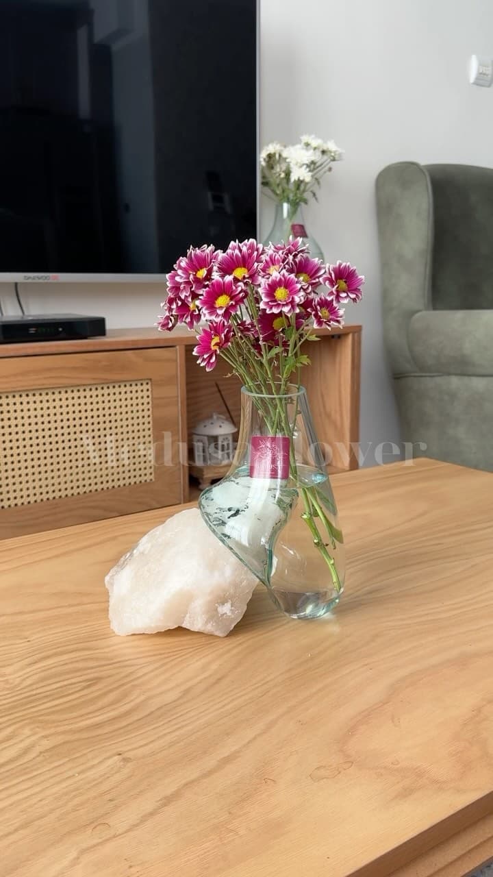 گلدان شیشه ای دکوری دست ساز روی سنگ طبیعی