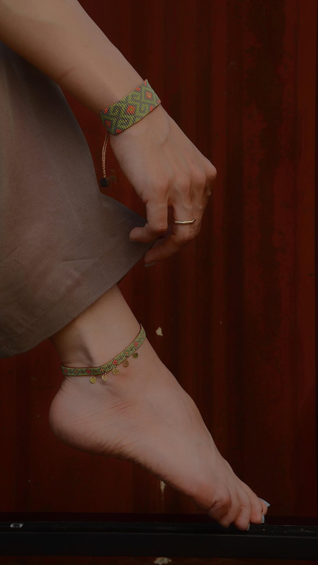 پابند منجوق بافی دستباف مدل بلوچ با آویز پولکی