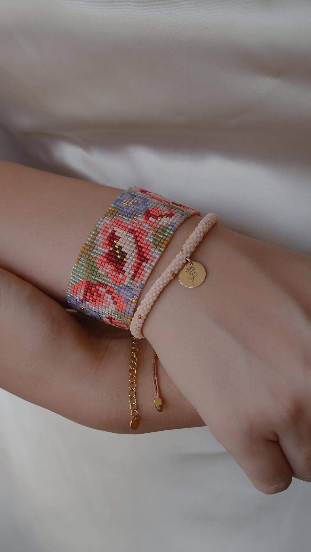 دستبند زنانه بافت میوکی با طرح گل رز