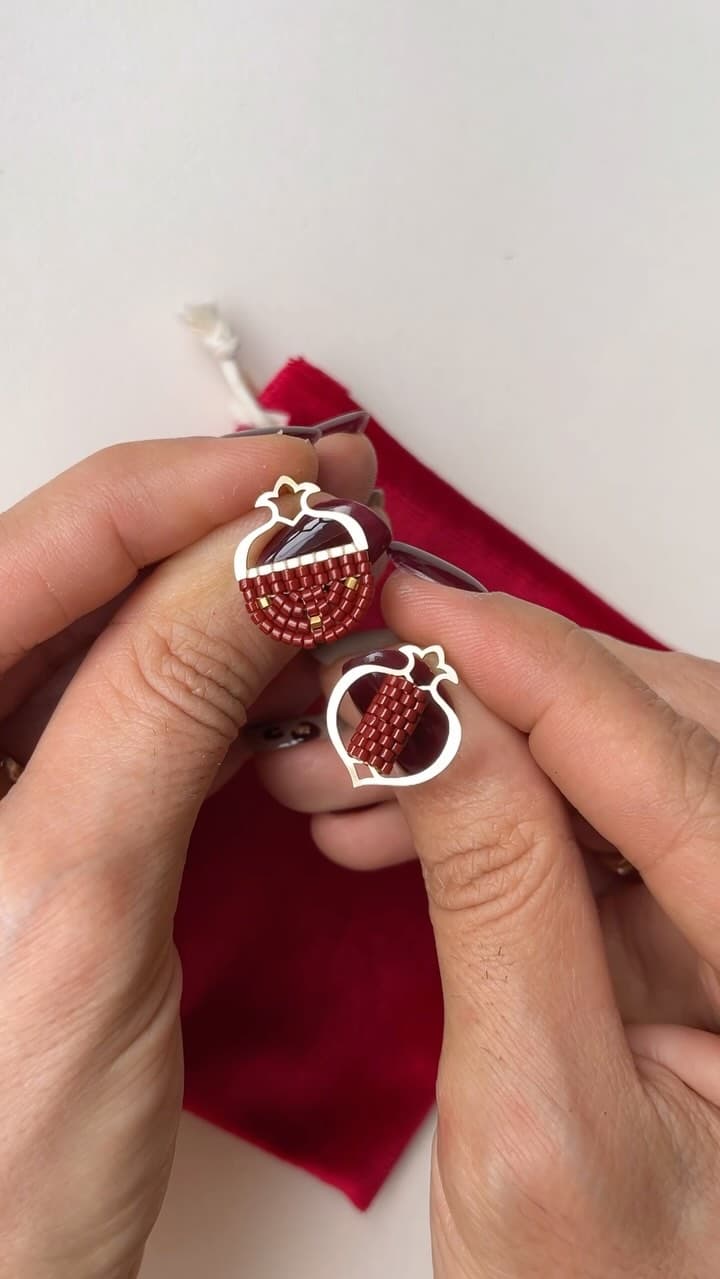 گوشواره طلا کوبی طرح انار با منجوق میوکی