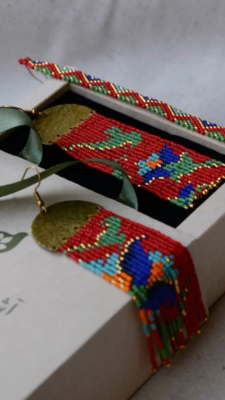 گوشواره دست ساز منگوله ای طرح گل نیلوفر