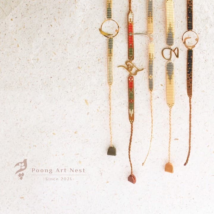 دستبند منجوق بافی میوکی با پلاک حروف سفارشی طلا و نقره