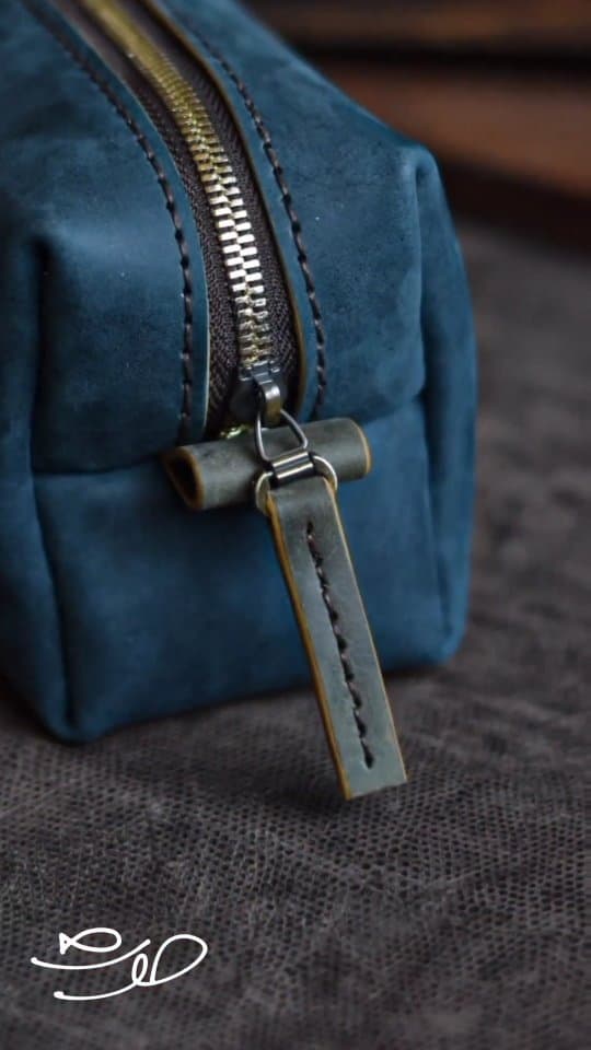 کیف لوازم آرایش و اصلاح چرم طبیعی دست دوز سرمه‌ای