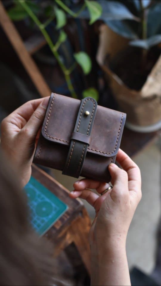 کیف پول چرم طبیعی دست دوز تاشو با قفل دکمه‌ای