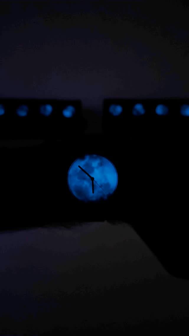 ساعت مچی شب تاب با طرح ماه