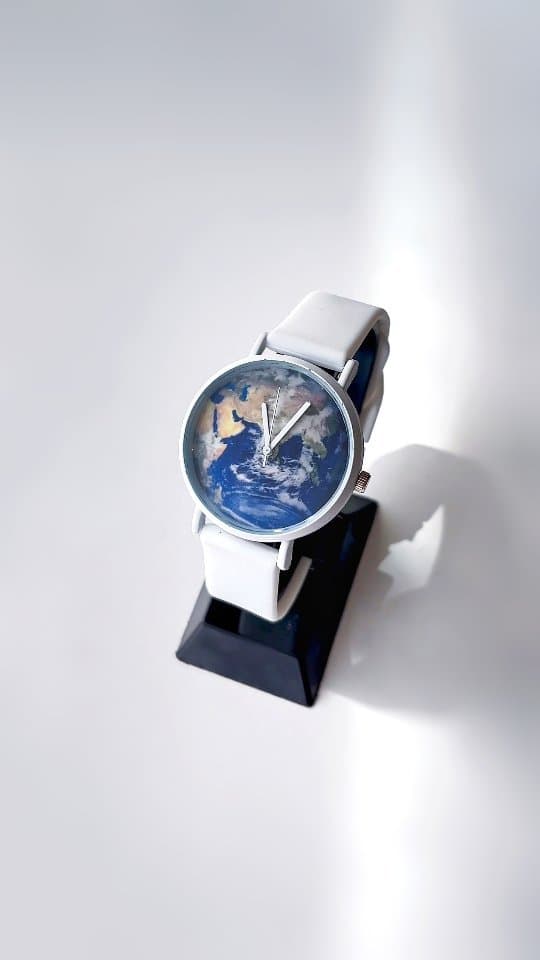 ساعت مچی فانتزی طرح کره زمین با بند سیلیکونی