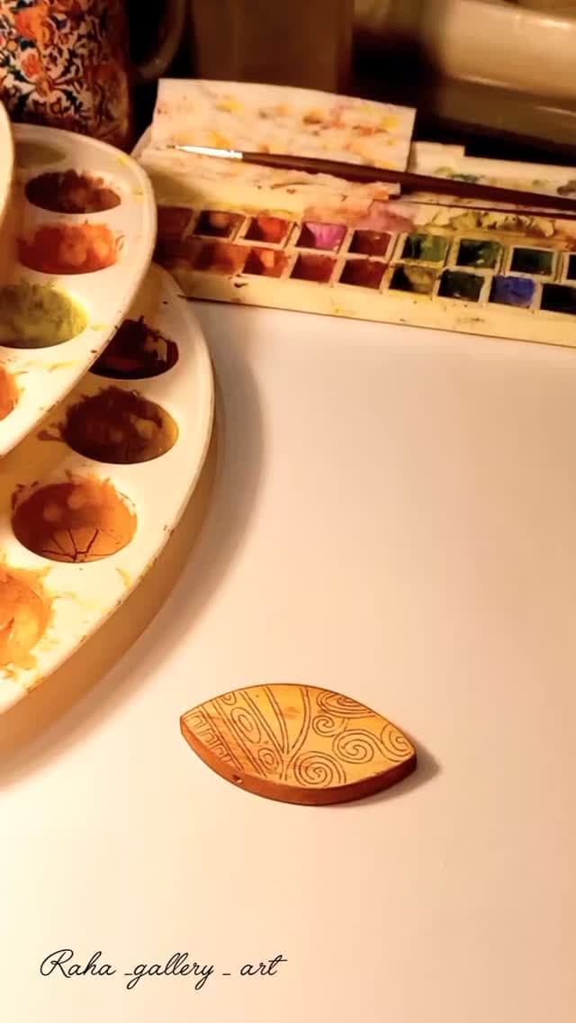 گل سینه چوبی دست ساز با نقاشی طرح انتزاعی