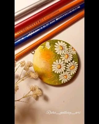 گردنبند چوبی دستساز با نقاشی گل بابونه