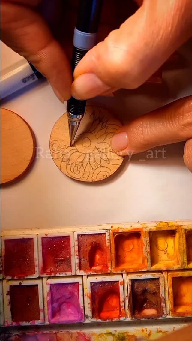 گردنبند چوبی دستساز با نقاشی گل آفتابگردان